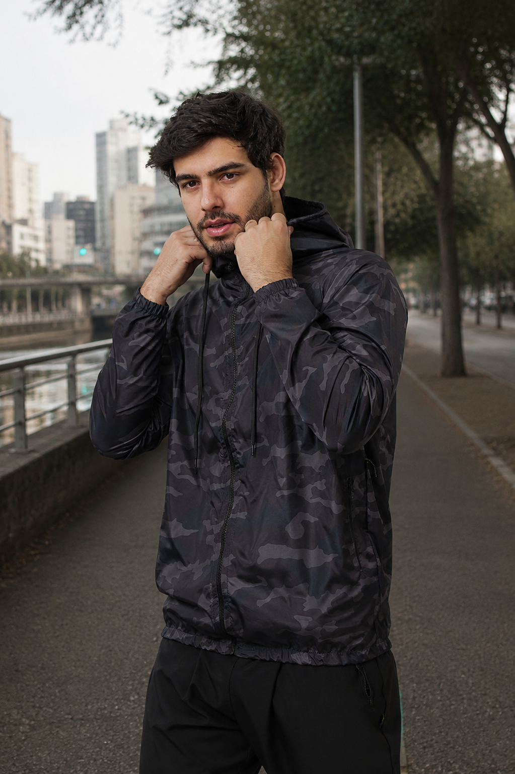 Jaqueta Corta Vento Masculina - Camuflada Escura