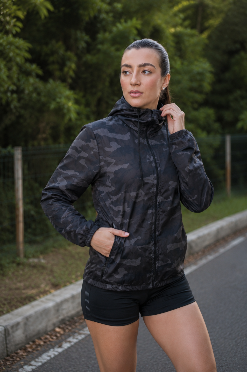 Jaqueta Corta Vento Feminina - Camuflada Escura